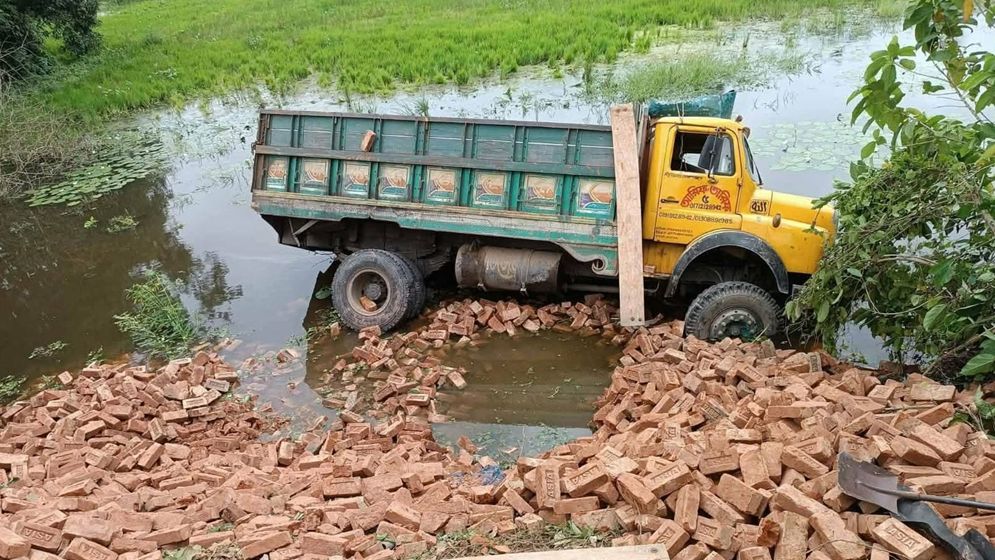 কসবায় ইটবোঝাই ট্রাক খাদে পড়ে ২ শ্রমিক নিহত, আহত ৫