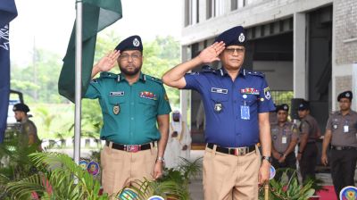 নতুন পোশাকে পুলিশ