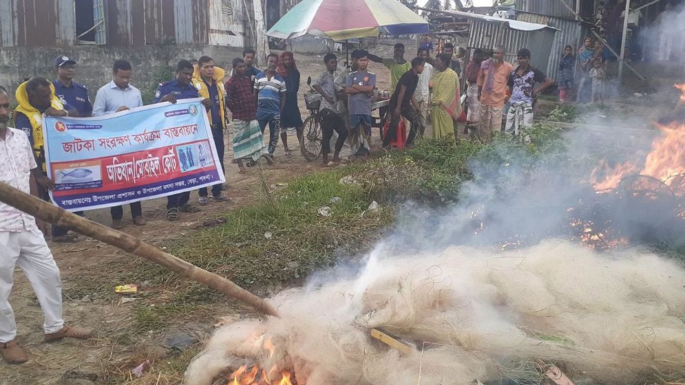 পাবনায় ৩ লাখ টাকার নিষিদ্ধ জাল পুড়িয়ে ধ্বংস করলো প্রশাসন