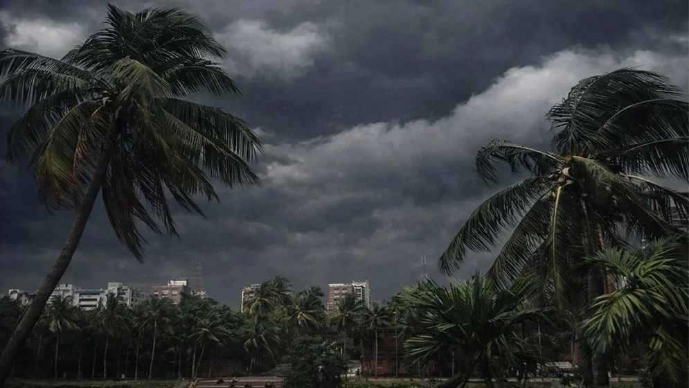 রাত ১টার মধ্যে ১৪ জেলায় ৬০ কি. মি. বেগে ঝড়ের শঙ্কা