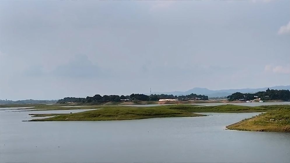 কাপ্তাই হ্রদে জেগে উঠেছে বিস্তীর্ণ চর, বাড়ছে উদ্বেগ