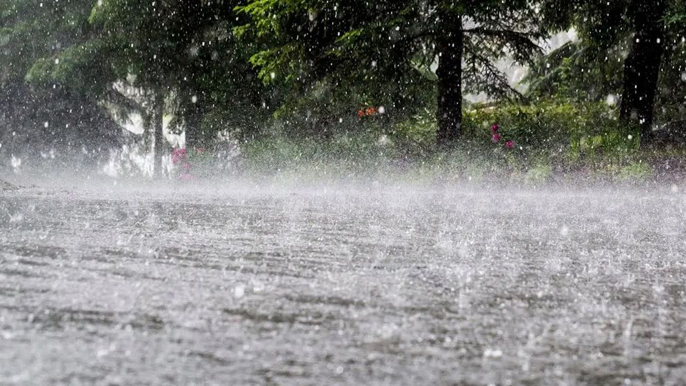 দেশের ছয় বিভাগে ভারী বৃষ্টির সতর্কতা, পাহাড়ধসের শঙ্কা