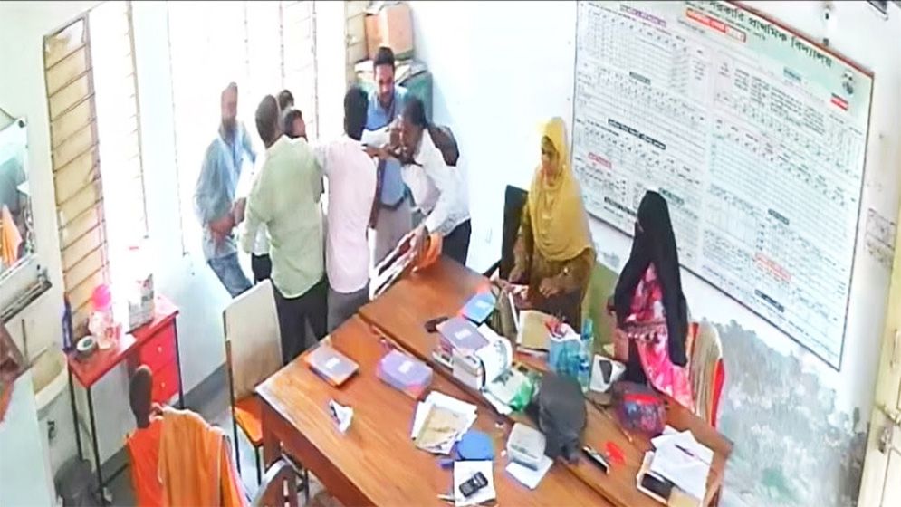 ছুটি না দেওয়ায় প্রধান শিক্ষককে মারধরের অভিযোগ সহকারী শিক্ষকের বিরুদ্ধে