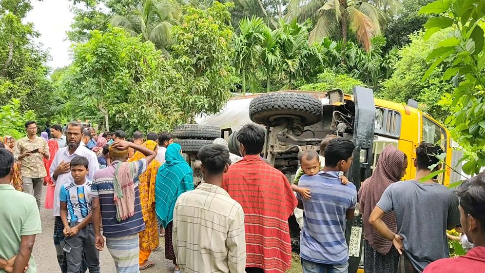 নড়াইলে মধ্যরাতে বসতঘরের ওপর ট্রাক উল্টে নিহত ১