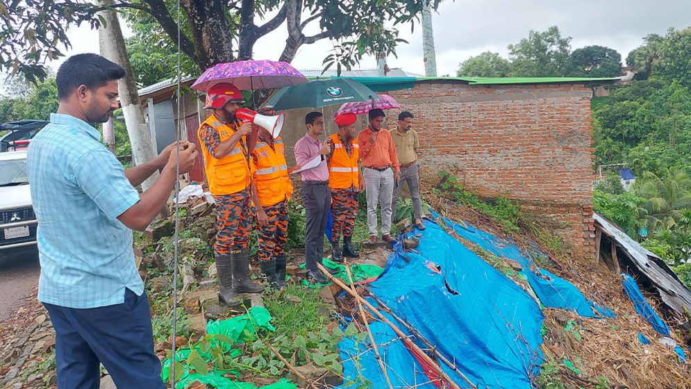 রাঙামাটিতে পাহাড়ধসের শঙ্কা, ঝুঁকিপূর্ণ এলাকা থেকে সরে যেতে মাইকিং