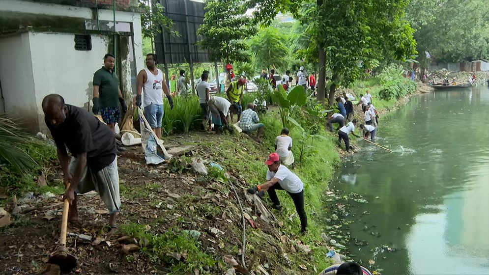 প্রধানমন্ত্রীর নির্দেশনায় ঢাকার বিভিন্ন এলাকায় বিএনপির পরিচ্ছন্নতা অভিযান
