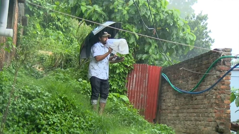 চট্টগ্রামে মৃত্যুঝুঁকি নিয়ে পাহাড়ে সহস্রাধিক পরিবার, ধসের শঙ্কায়ও সরতে নারাজ