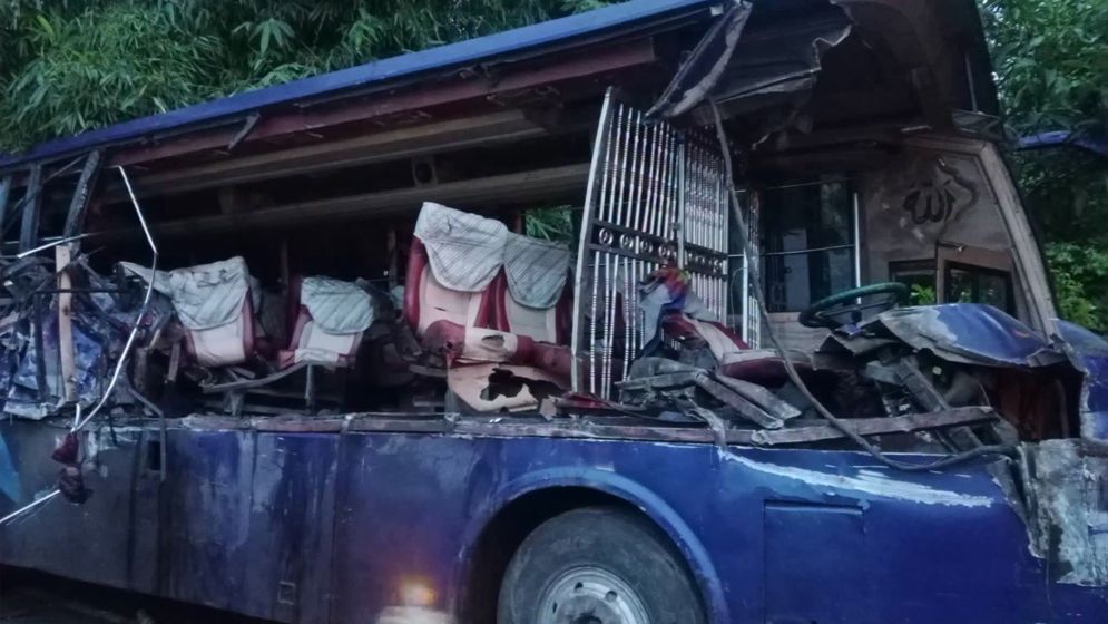 কুমিল্লায় বিকল ট্রাকের পেছনে বাসের ধাক্কা, নিহত ১