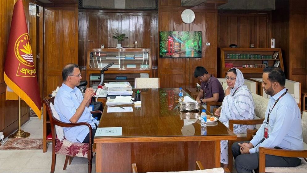 প্রধানমন্ত্রীর সঙ্গে সাক্ষাৎ করলেন জুলাই অভ্যুত্থানে শহীদের মা