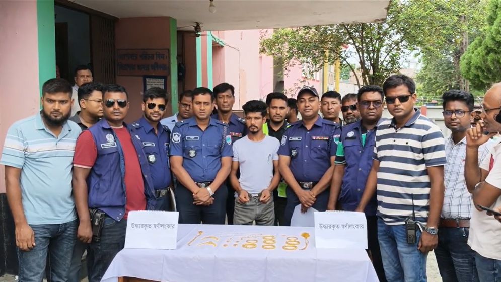 মেহেরপুরে চুরি যাওয়া ৩০ লাখ টাকার স্বর্ণালংকার উদ্ধার, আটক ১