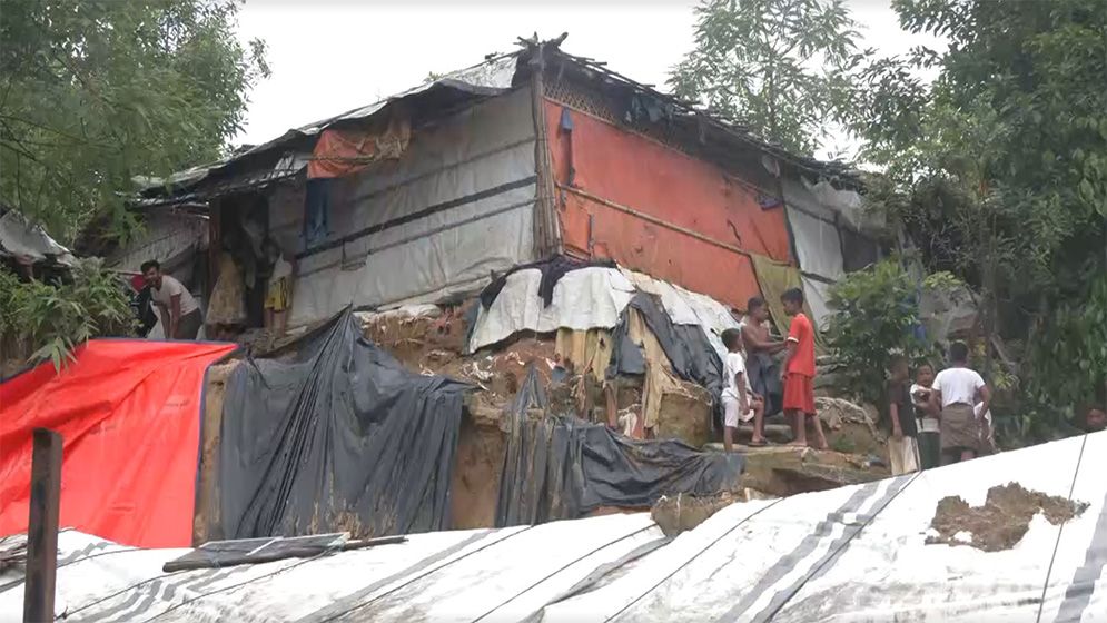টানা বর্ষণে পাহাড়ধস: প্রাণ গেছে ১০ রোহিঙ্গার