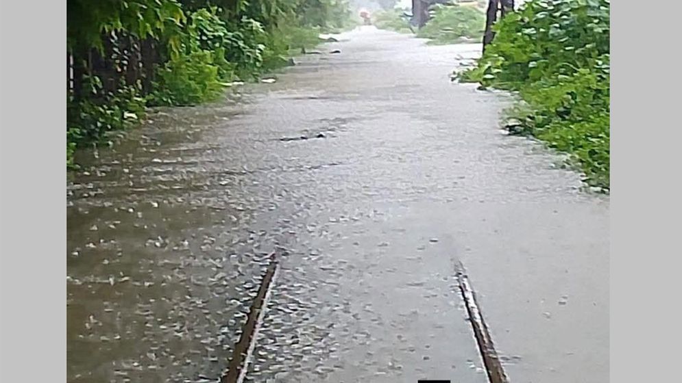 রেললাইনে পানি: ঢাকা-কক্সবাজার ট্রেন চলাচল বন্ধ, চট্টগ্রামে পর্যটক এক্সপ্রেস আটকা