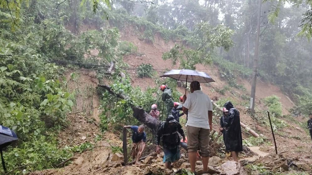 পাহাড়ধসে বান্দরবান-কেরানীহাট সড়ক যোগাযোগ সাময়িক বিচ্ছিন্ন