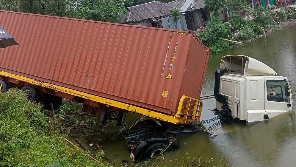 কুমিল্লায় অটোরিকশাকে ধাক্কা দিয়ে পুকুরে লরি, নিহত ২
