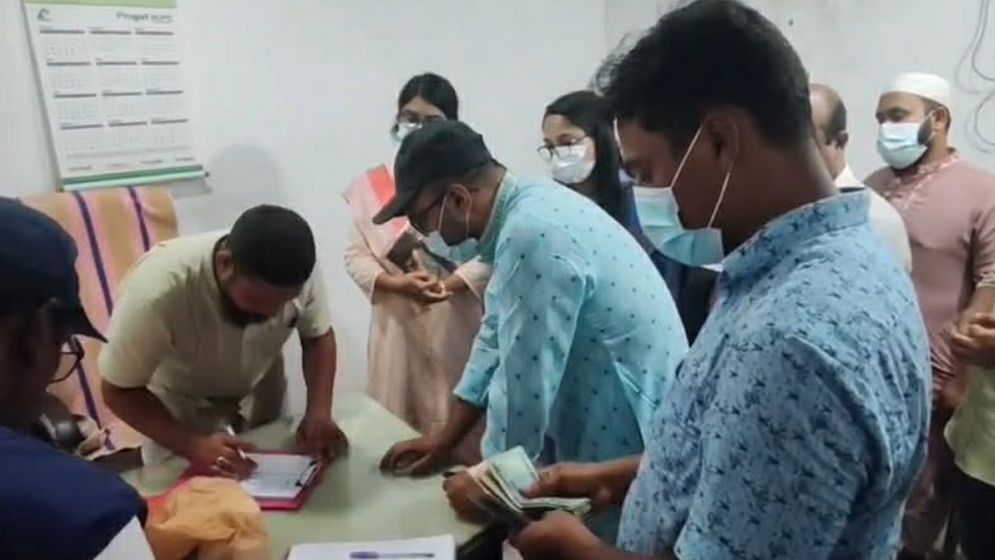ফরিদপুরে দুই বেসরকারি ডায়াগনস্টিক সেন্টারকে দেড় লক্ষ টাকা জরিমানা