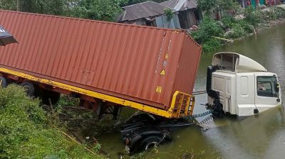 কুমিল্লায় অটোরিকশাকে ধাক্কা দিয়ে পুকুরে লরি, নিহত ২