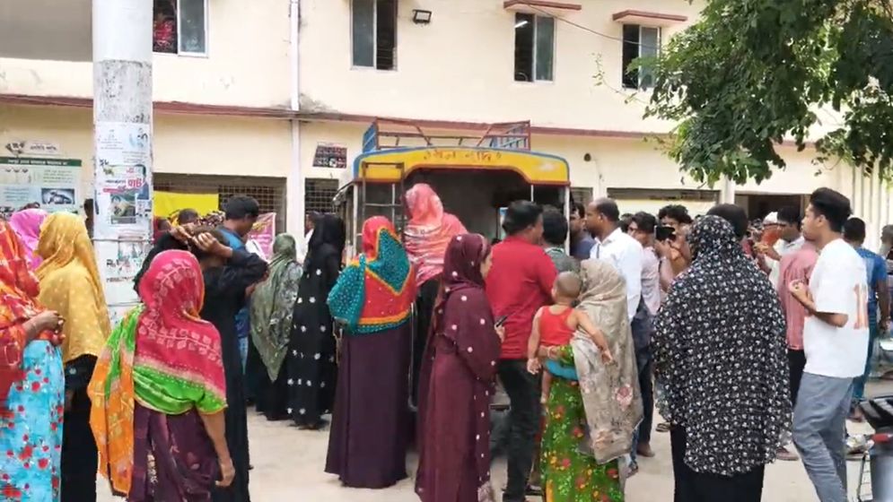 মেহেরপুরে গরু বোঝাই লাটাহাম্বার উল্টে ১ জনের মৃত্যু, আহত ১০