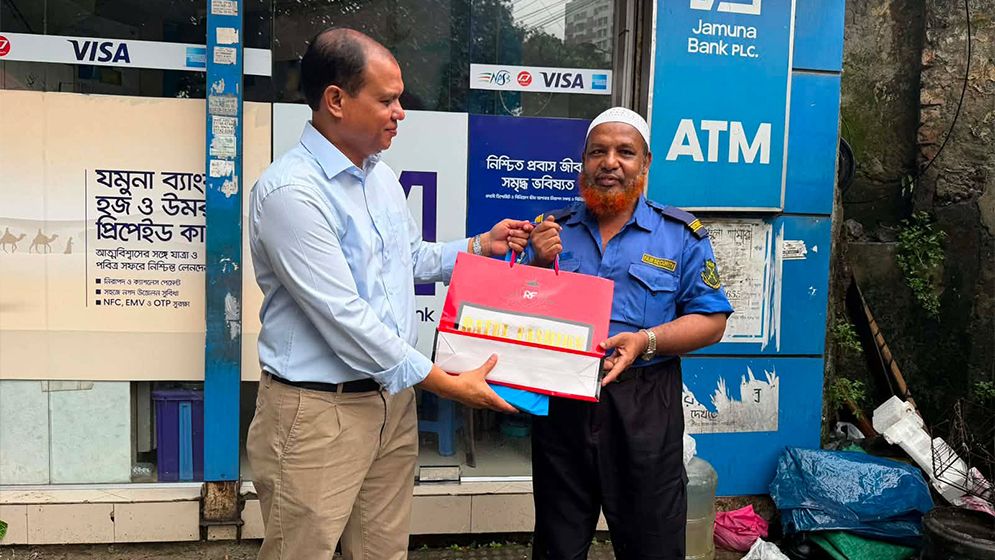 এটিএম বুথের গার্ড আব্দুস সালামকে উপহার পাঠালেন প্রধানমন্ত্রী তারেক রহমান