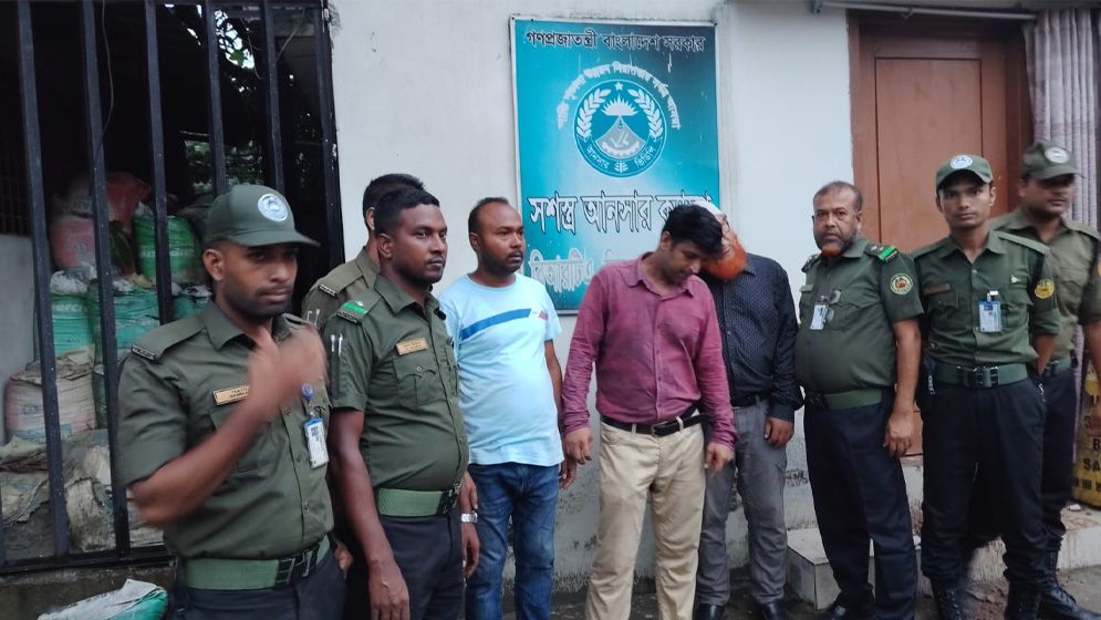 মিরপুর বিআরটিএ’তে ভ্রাম্যমাণ আদালতের অভিযান, ৬ জনের কারাদণ্ড-অর্থদণ্ড