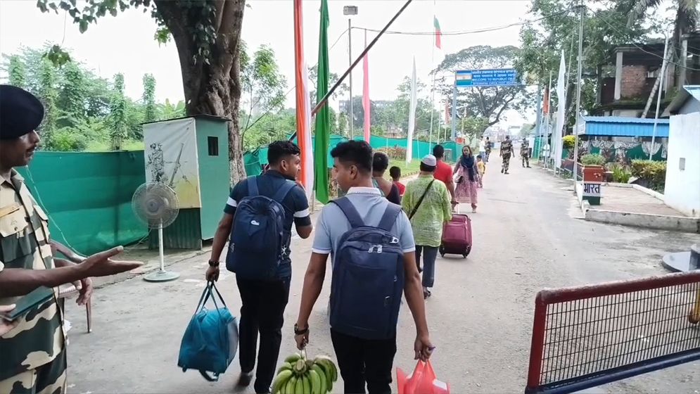 দুই বছর পর আখাউড়া দিয়ে ভ্রমণ ভিসায় ভারতে যাত্রা শুরু