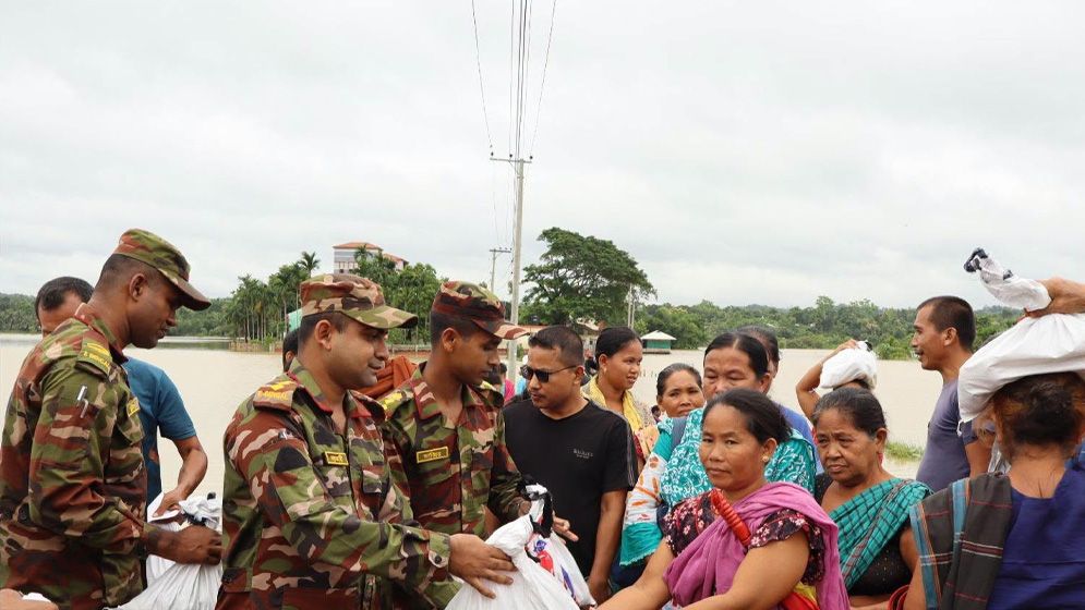 পার্বত্য চট্টগ্রামে বন্যা-পাহাড়ধসে সেনাবাহিনীর উদ্ধার ও ত্রাণ সহায়তা কার্যক্রম অব্যাহত