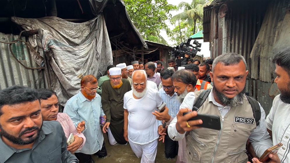 চট্টগ্রামের বন্যাপ্লাবিত এলাকা পরিদর্শনে বিরোধীদলীয় নেতা, ত্রাণসামগ্রী বিতরণ