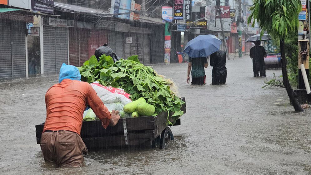 দেশের ৮ বিভাগেই অতি ভারী বৃষ্টির সতর্কবার্তা, জলাবদ্ধতা ও ভূমিধসের শঙ্কা