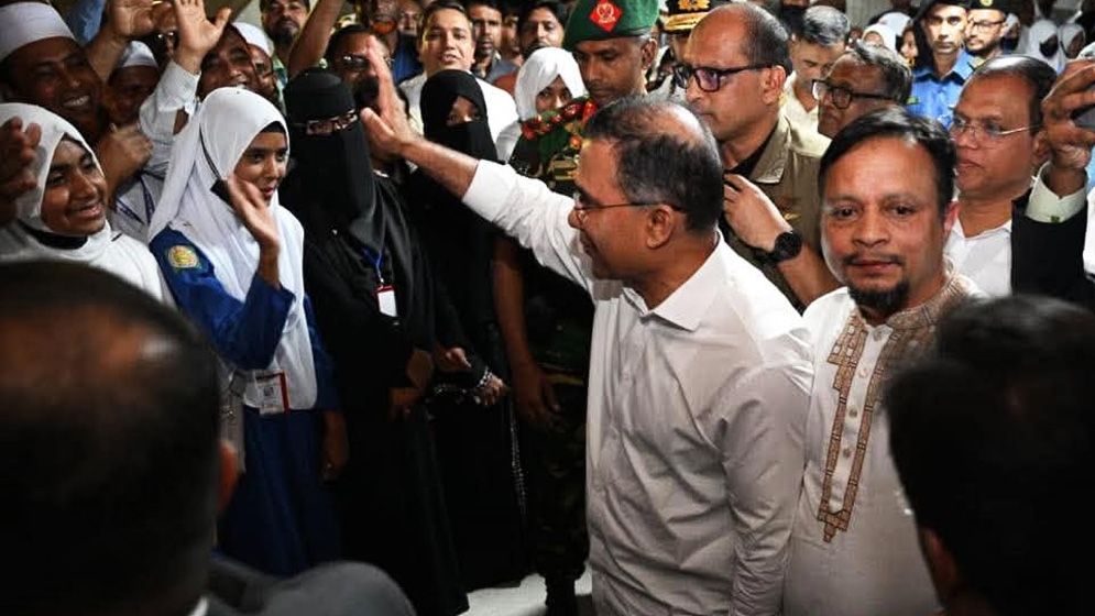প্রধানমন্ত্রীর সঙ্গে শুভেচ্ছা বিনিময়ে উচ্ছ্বসিত শিক্ষার্থীরা