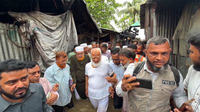 চট্টগ্রামের বন্যাপ্লাবিত এলাকা পরিদর্শনে বিরোধীদলীয় নেতা, ত্রাণসামগ্রী বিতরণ