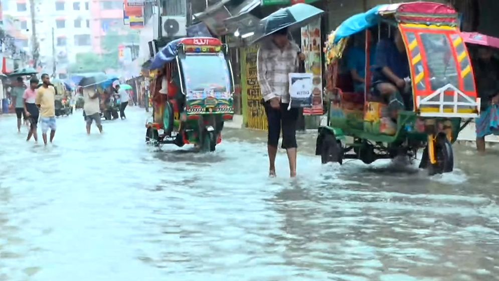 বিরামহীন বৃষ্টিতে থমকে গেছে রাজধানীর জনজীবন