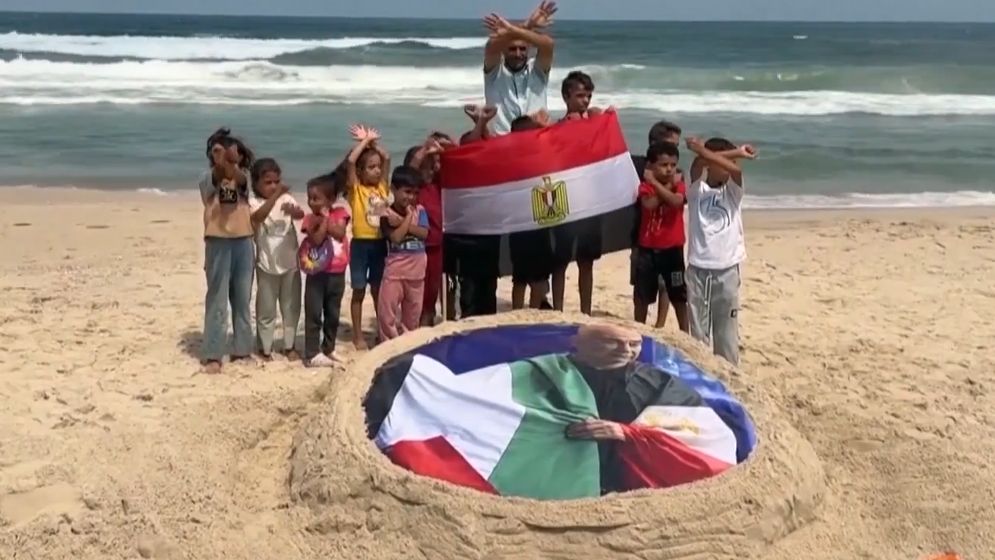 বিশ্বকাপে ফিলিস্তিনি পতাকা ওড়ানো মিশর কোচ হোসামের প্রতি গাজার শিল্পীদের শ্রদ্ধা