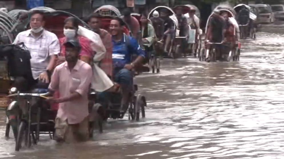 ভারী বৃষ্টিতে চট্টগ্রাম নগরীর নিচু এলাকা আবারও জলাবদ্ধ, ভোগান্তিতে বাসিন্দারা