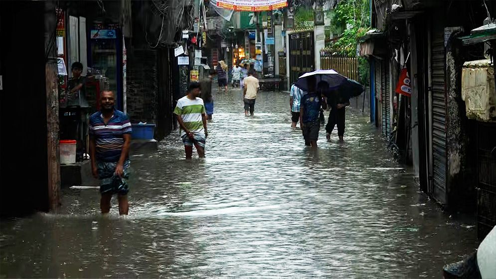 মধ্যরাত থেকেই রাজধানীতে তুমুল বৃষ্টি, ভোগান্তিতে নগরবাসী