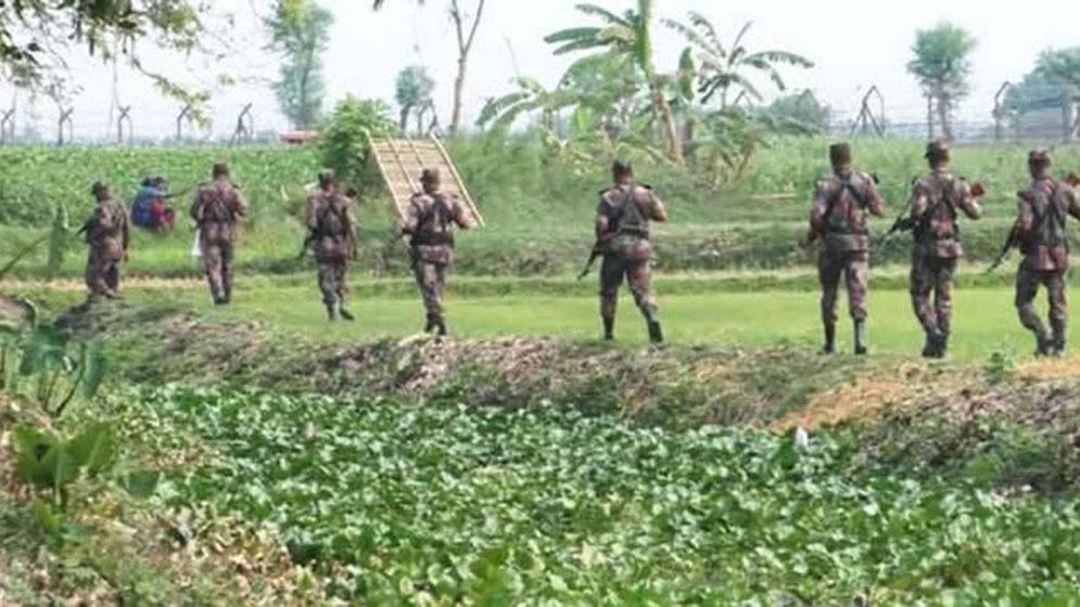 সাতক্ষীরা সীমান্তে ভারতীয় চোরাকারবারিদের লক্ষ্য করে বিজিবির গুলি