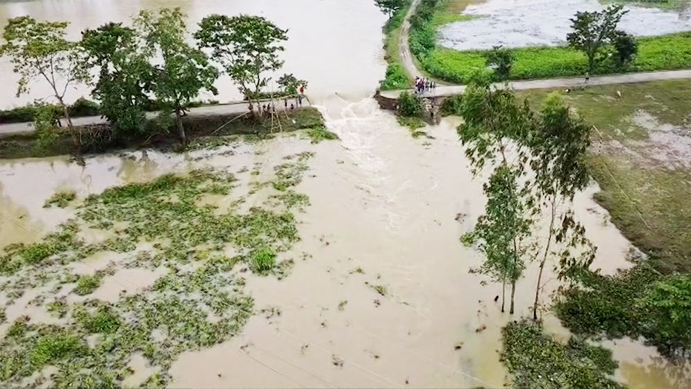 সুনামগঞ্জে পাহাড়ি ঢলে সড়ক ভেঙে বিচ্ছিন্ন, দুর্ভোগে ৫ হাজার মানুষ