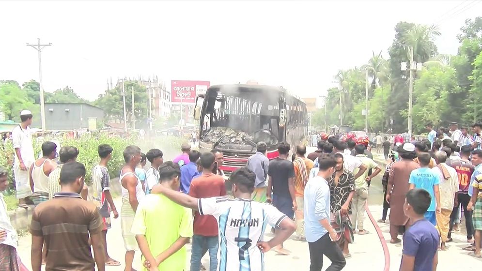 রংপুরে বাস চাপায় শিক্ষকের মৃত্যু, জনতার বিক্ষোভে পুড়ল বাস