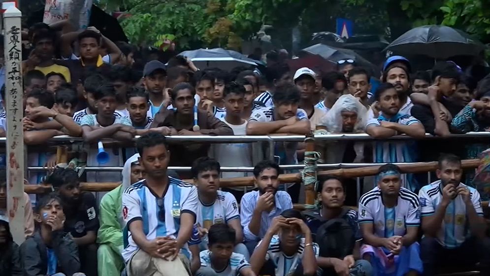 বৃষ্টি উপেক্ষা করে টিএসসিতে আর্জেন্টিনা-সুইজারল্যান্ড ম্যাচ দেখতে ঢল