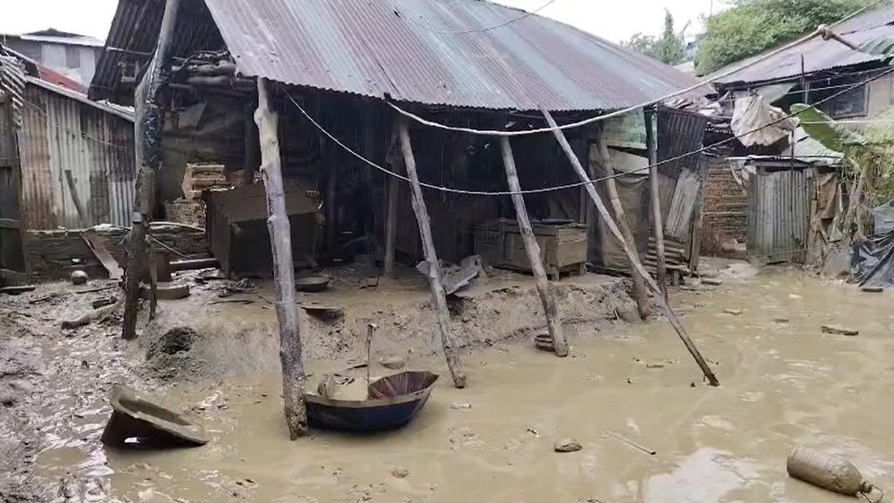 বন্যায় বিপর্যস্ত চট্টগ্রামের জনজীবন, খাবার-বিশুদ্ধ পানির তীব্র সংকট