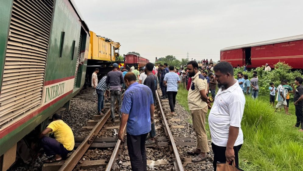 পাবনার ঈশ্বরদী বাইপাস রেল স্টেশনে ট্রেন লাইনচ্যুত