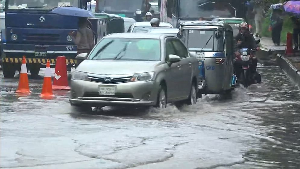 রাজধানীতে সকাল থেকে আবারও বৃষ্টি, ভোগান্তিতে নগরবাসী