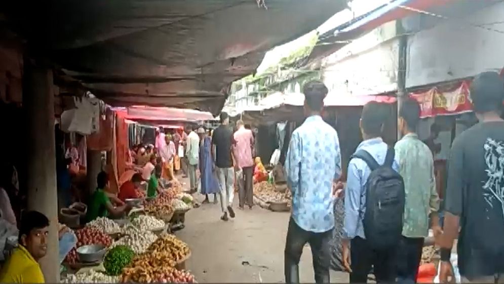 কুষ্টিয়ায় টানা বৃষ্টির প্রভাব কাঁচাবাজারে, বাড়ছে কিছু সবজির দাম