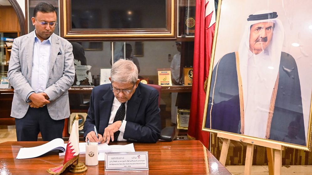 কাতারের সাবেক আমিরের মৃত্যুতে শোক বইয়ে স্বাক্ষর স্থানীয় সরকার মন্ত্রীর