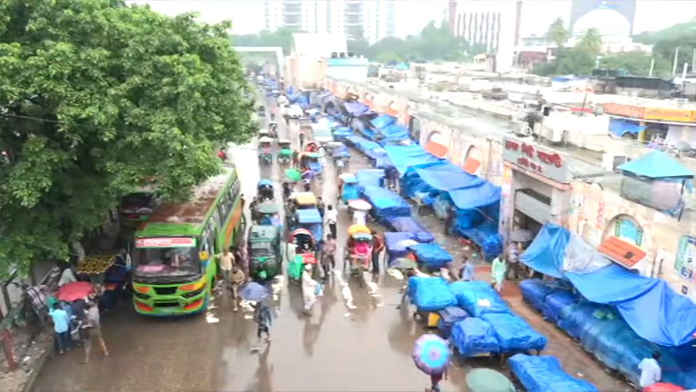 টানা বৃষ্টিতে জলাবদ্ধ নিউমার্কেট, ভোগান্তিতে ব্যবসায়ীরা