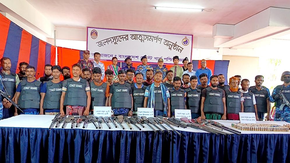 সুন্দরবনের ছোট জাহাঙ্গীর বাহিনীর প্রধানসহ ২৭ ডাকাতের আত্মসমর্পণ