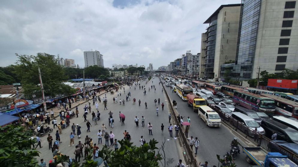 শিক্ষামন্ত্রীর পদত্যাগ দাবিতে রাজধানীর কয়েক জায়গায় শিক্ষার্থীদের অবরোধ