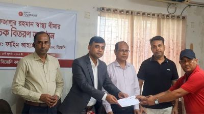 সদস্যদের সুরক্ষায় বিজেসির উদ্যোগ: স্বাস্থ্য বীমার চেক পেলেন ১৮ সাংবাদিক
