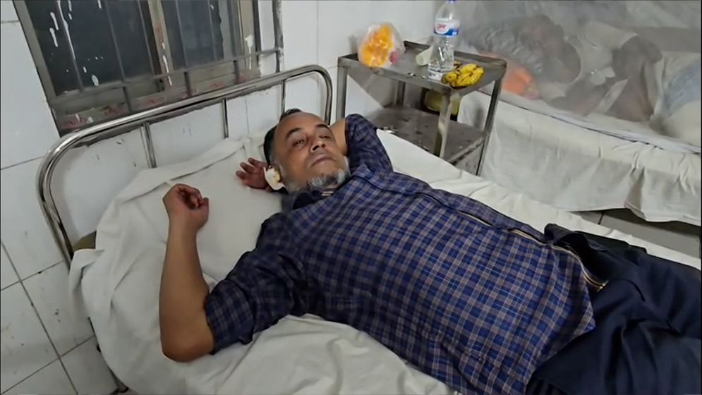 নরসিংদীতে বালু ব্যবসায়ীকে মারধর ও কান কামড়ে দেওয়ার অভিযোগ বিএনপি নেতার বিরুদ্ধে