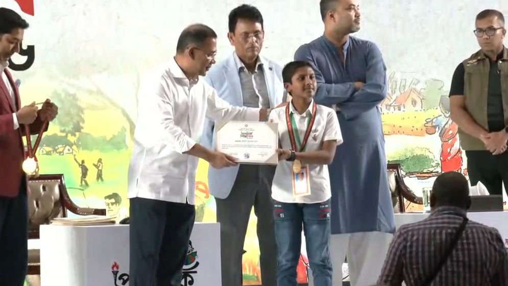 ২১ ক্যাটাগরিতে প্রাথমিক শিক্ষা পদক বিতরণ করছেন প্রধানমন্ত্রী