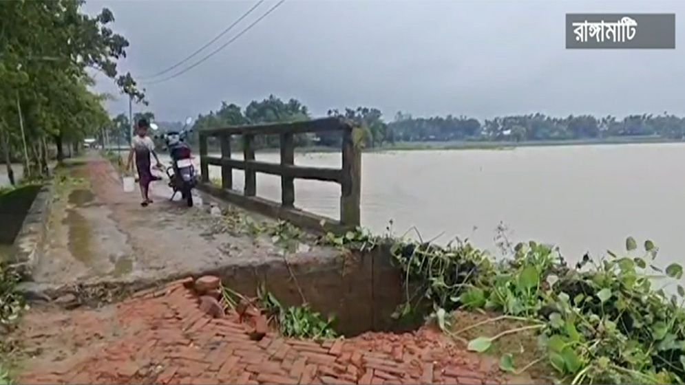 পানি কমছে, বেরিয়ে আসছে বন্যার ক্ষতচিহ্ন