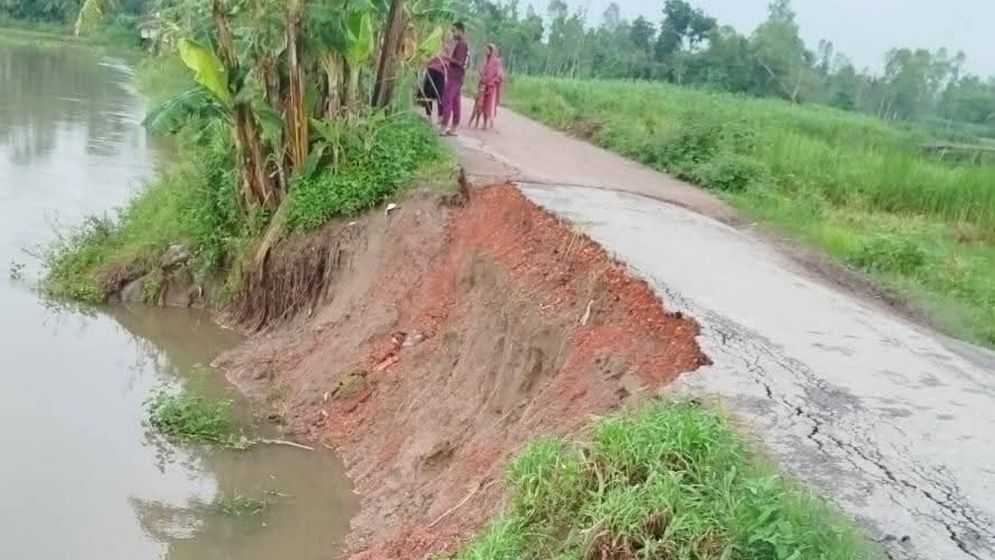ধসের মুখে সাদুল্লাপুরে ঘাঘট নদীর ব্রিজের সংযোগ সড়ক